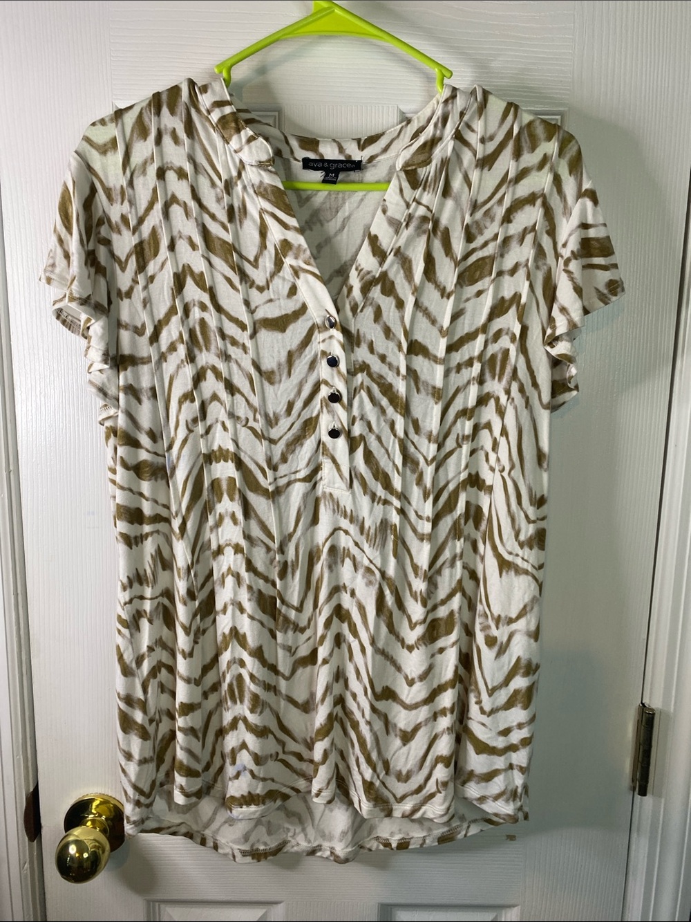 Ava & Grace White and Tan Zebra-Print V-Neck Button Front Tunic Size Medium.